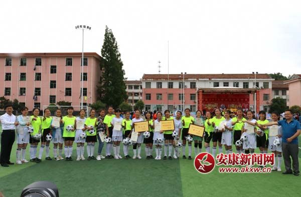 女子團體冠亞軍合影留念。楊登武 攝.jpg