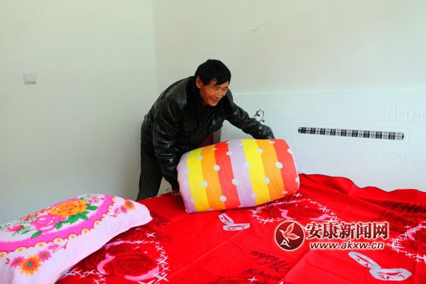 10、貧困戶在新居整理被子_meitu_4.jpg