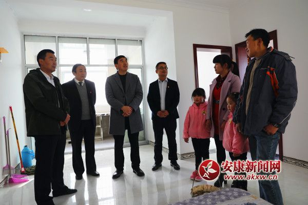 2.當日是四畝地鎮貧困戶集中搬遷入住的日子,縣上的聯鎮領導與幫扶部門紛紛深入貧困戶家中走訪了解情況。_meitu_1.j