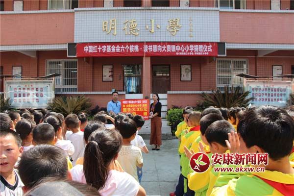 舉行捐贈(zèng)儀式 劉仁平攝.jpg