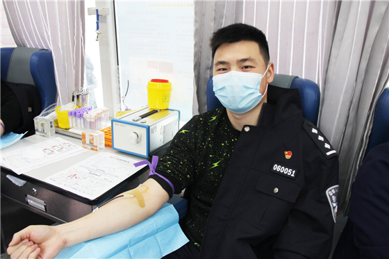 人民警察一心為民，捋袖捐血鐵血柔情——安康市公安局積極開展冬季獻血活動