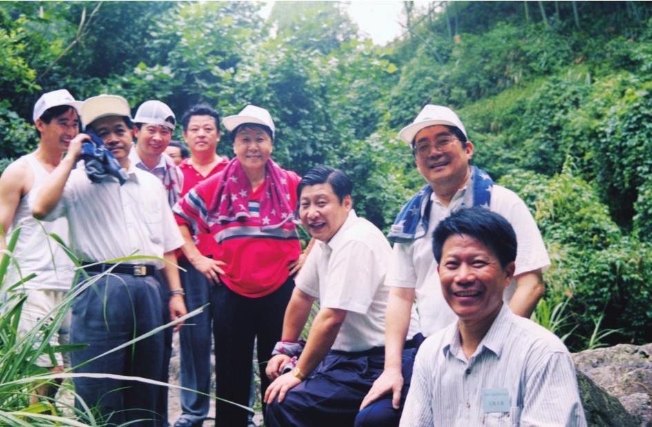 1999年6月，習(xí)近平在福州森林公園參加紀(jì)念毛主席“發(fā)展體育運(yùn)動(dòng)，增強(qiáng)人民體質(zhì)”題詞47周年登山健身活動(dòng)。（圖片來源：《習(xí)近平在福建（下冊）》