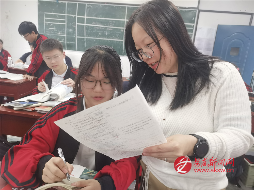 (圖為常州支教老師陳維杰正在為學生講解數學難點)