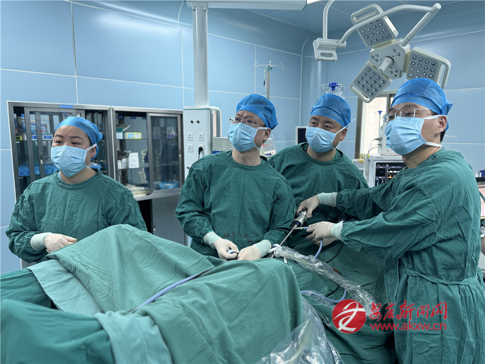 (圖為援紫醫療團隊正在為高齡患者實施腹腔鏡手術)