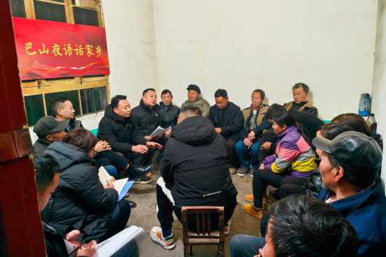 嵐皋縣城關(guān)鎮(zhèn)萬(wàn)家村召開(kāi)院落會(huì)。胡月 攝