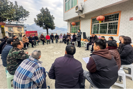 嵐皋縣城關(guān)鎮(zhèn)城關(guān)村召開(kāi)院落會(huì)。胡月 攝