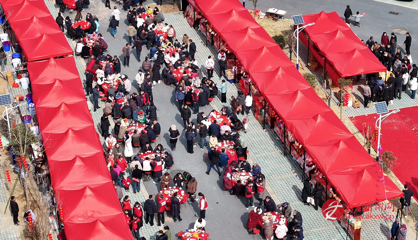 在寧陜縣廣貨街臘味美食區內,游客品嘗特色美食。