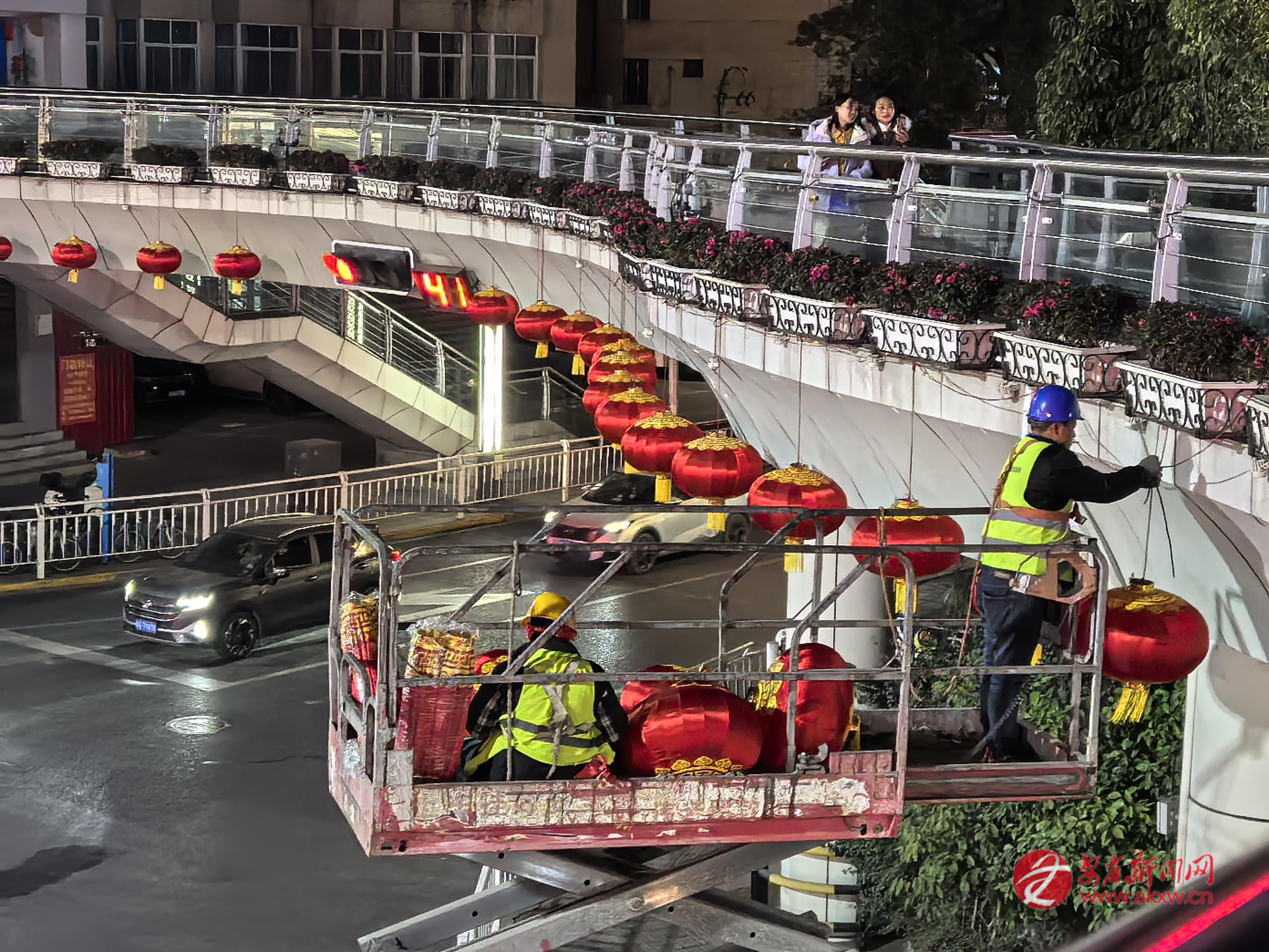 工人在安康城區大橋路、巴山路十字天橋安裝景觀燈,營造節日氛圍。 記者 艾蓓 攝