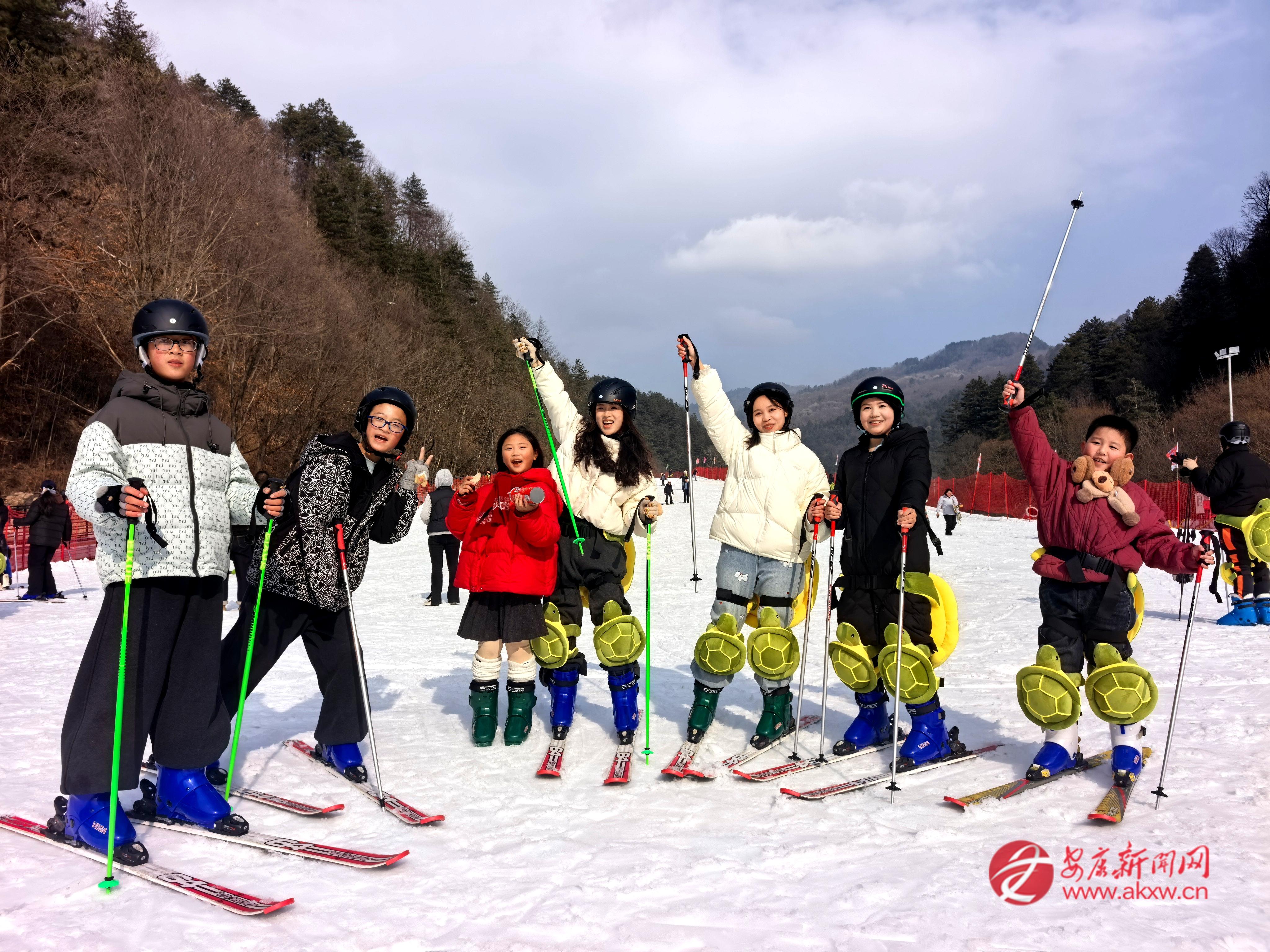 在寧陜縣皇冠鎮雪場內,滑雪愛好者享受滑雪樂趣。