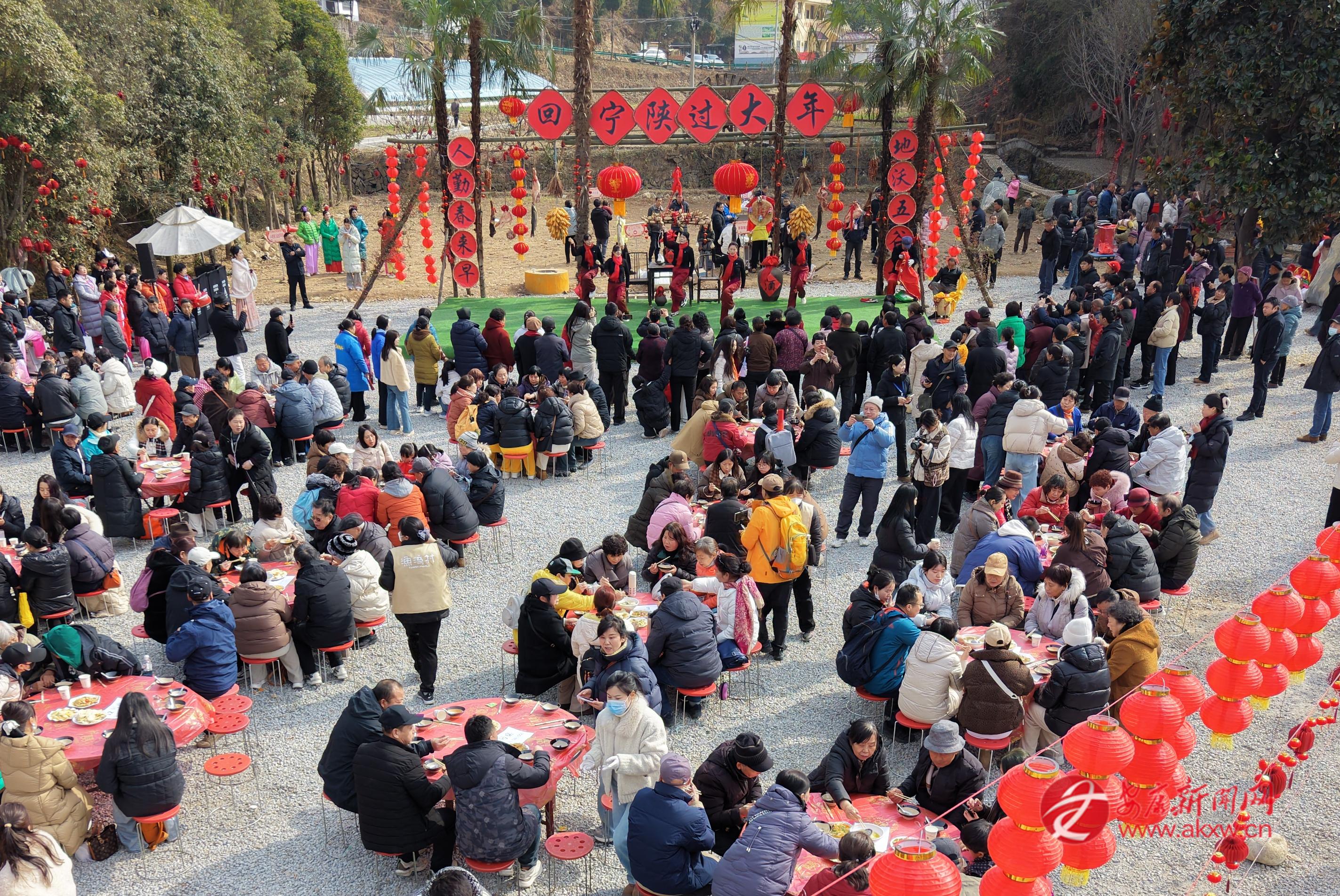 在寧陜縣城關鎮漁灣逸谷,游客吃庖湯宴,觀看演出。