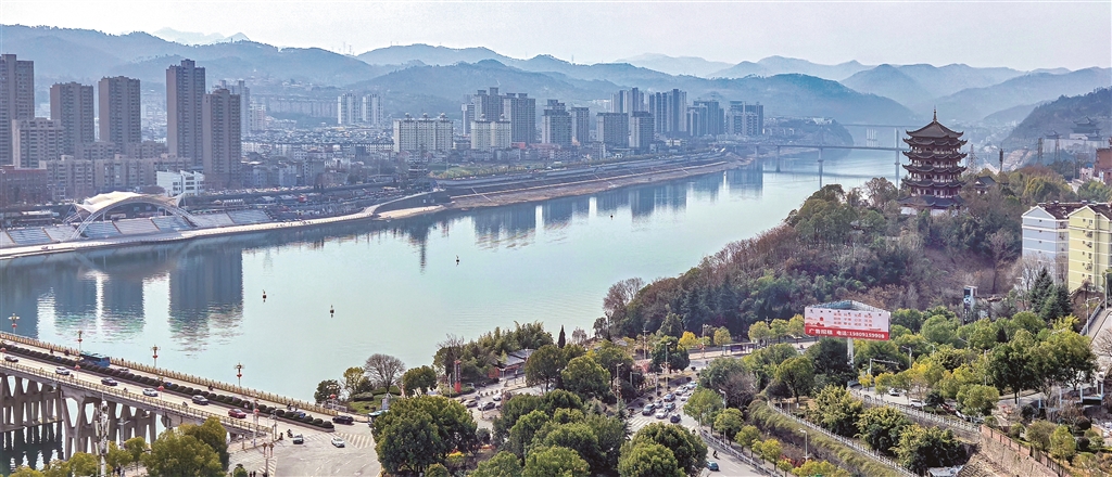 大年初一的安康正午,陽光明媚,空氣清新,一派春和景明。記者 張俊 攝