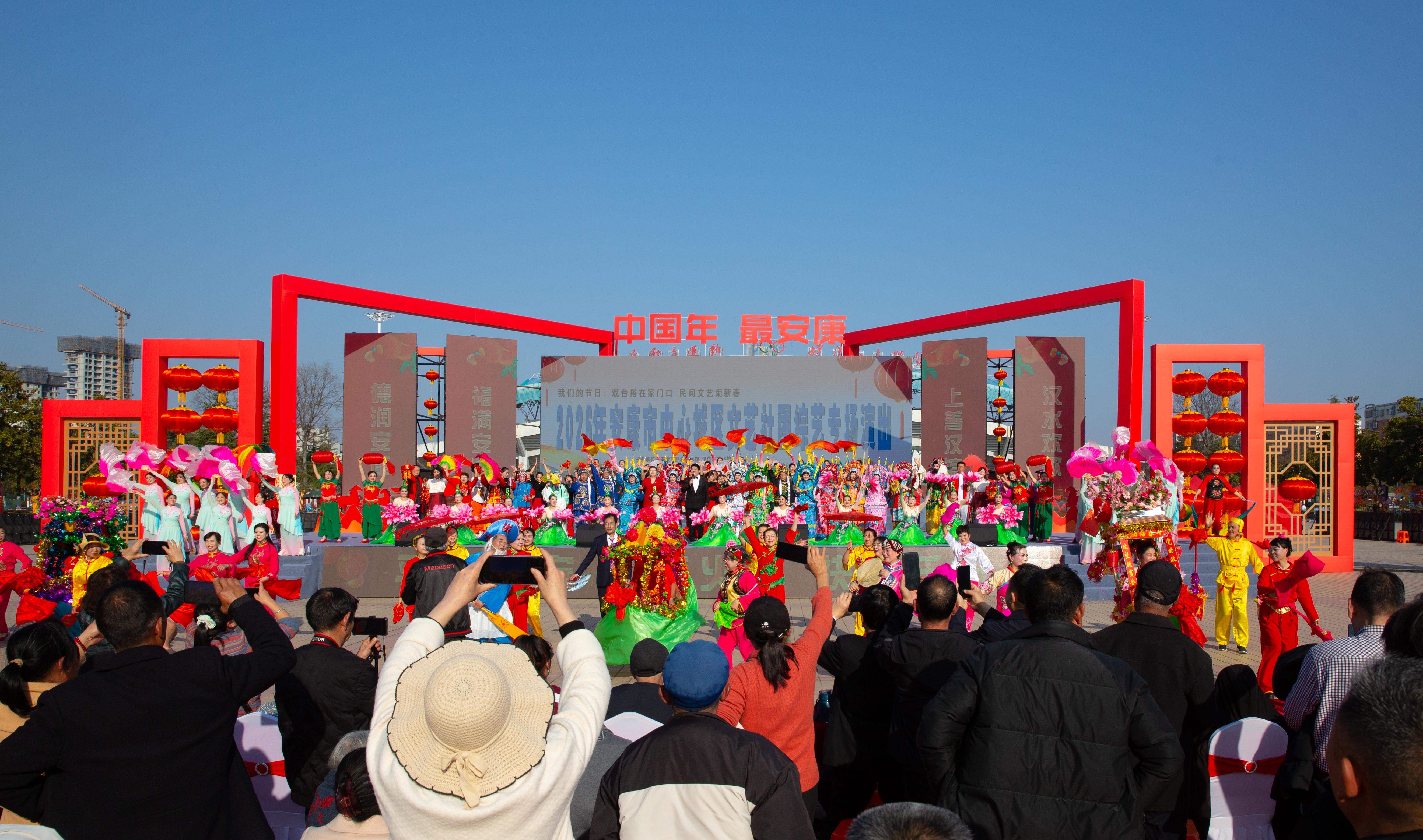 活動中,歌舞、戲曲、朗誦、模特秀等節目輪番上演,喜慶、熱鬧的表演,引得市民、游客駐足欣賞。李黎 攝