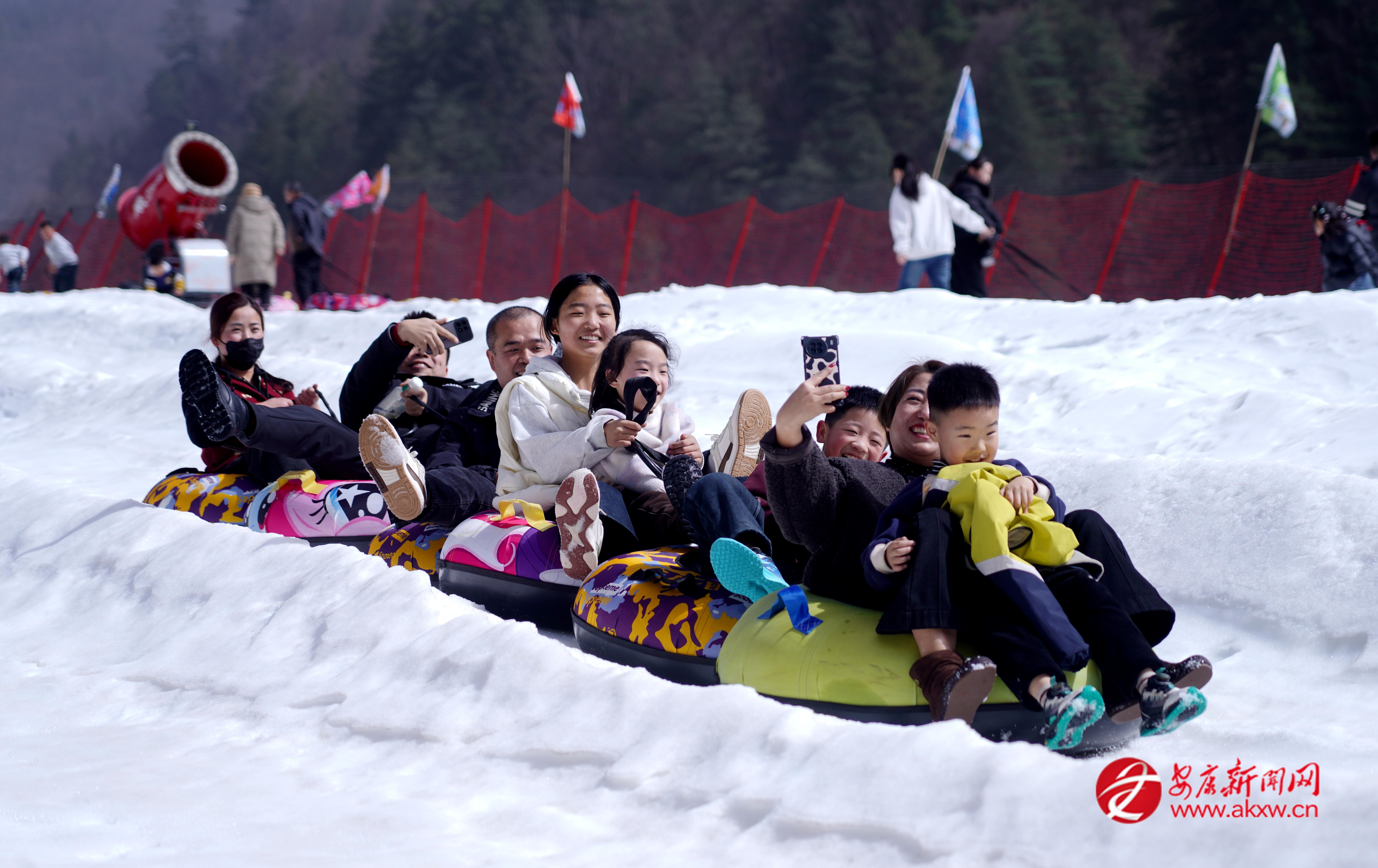 2月21日,游客們在寧陜縣皇冠鎮,體驗秦嶺冰雪娛樂項目。王金娥 攝