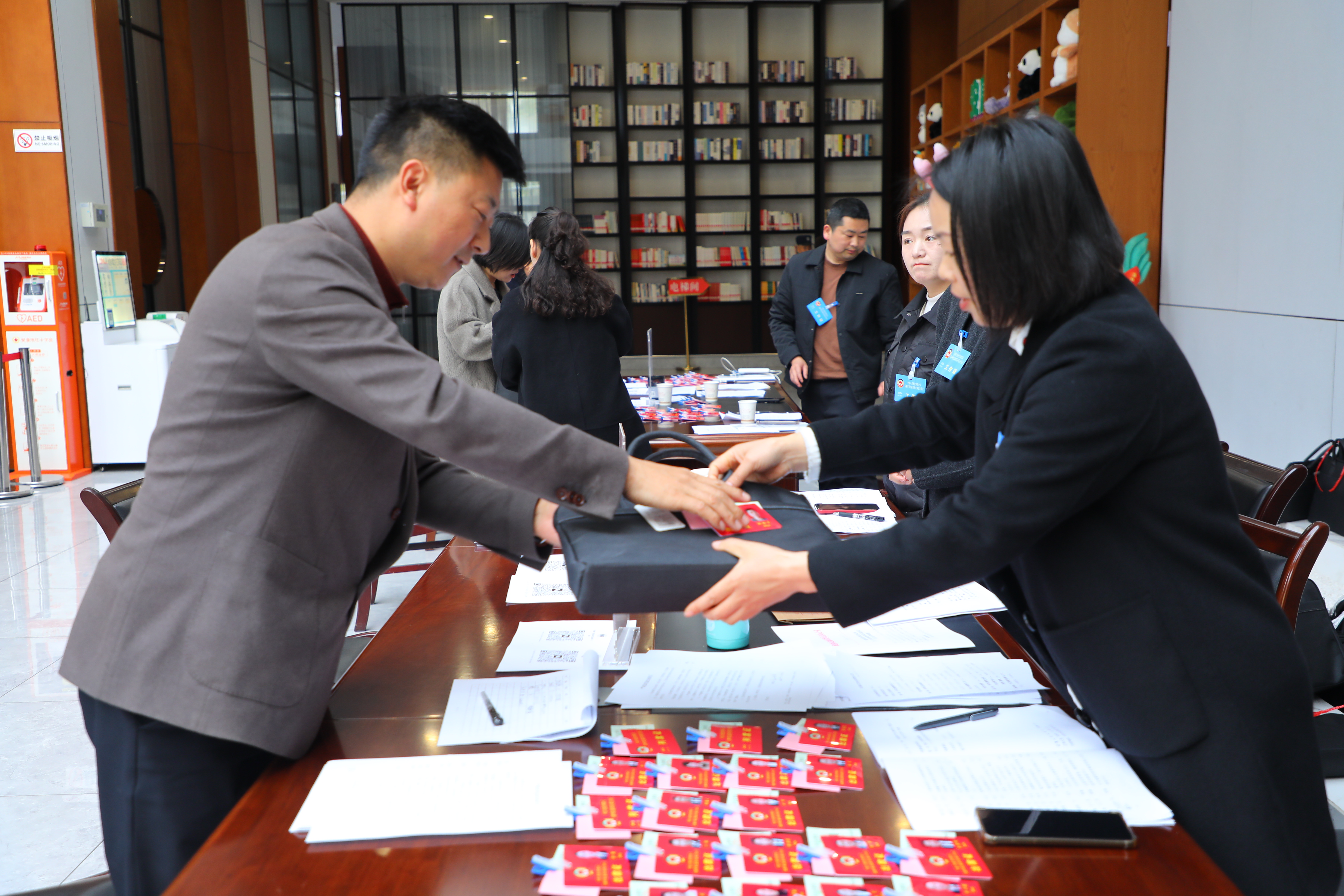 2月26日下午,出席政協(xié)安康市第五屆委員會(huì)第五次會(huì)議的委員陸續(xù)到駐地報(bào)到。 記者 陸青波 攝